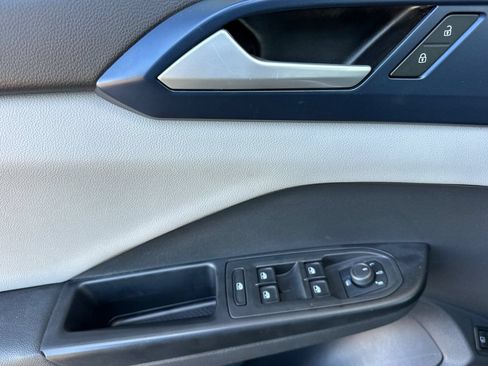 Used 2023 Volkswagen Taos SE w/ Black Wheel Package FWD image 11