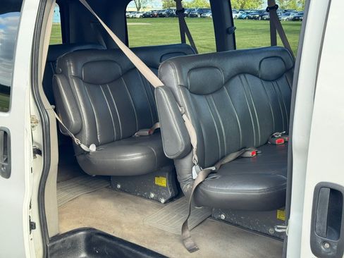 Used 2005 Chevrolet Express 3500 Passenger w/ LS Preferred Equipment Group RWD image 22