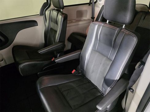 Used 2019 Dodge Grand Caravan SXT image 16