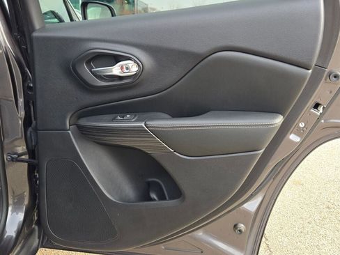 Used 2017 Jeep Cherokee Limited image 12