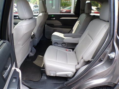 Used 2017 Toyota Highlander XLE AWD/4WD image 15