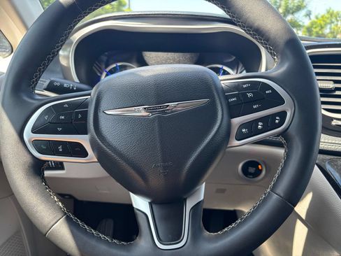 Used 2023 Chrysler Pacifica Touring-L FWD image 25