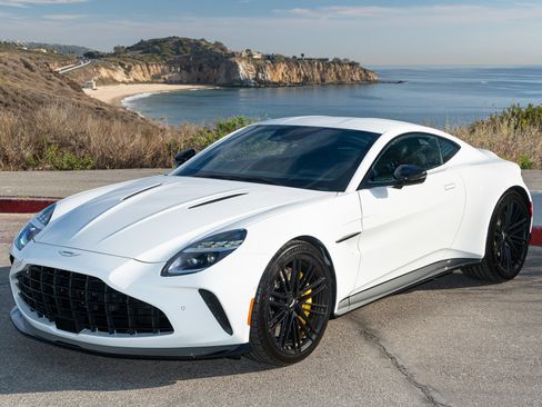 Used 2025 Aston Martin V8 Vantage Coupe RWD image 2