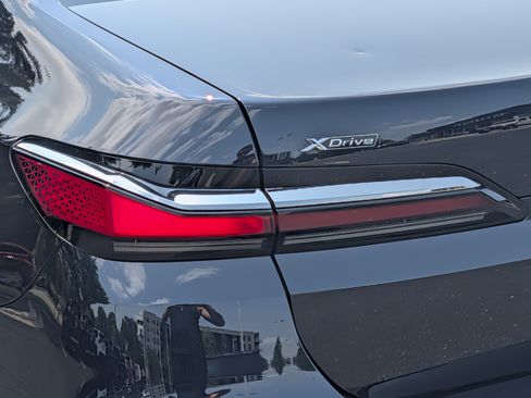 Used 2023 BMW 760i xDrive AWD/4WD image 17