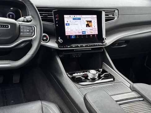 Used 2024 Jeep Wagoneer Series III image 3