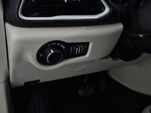 Used 2022 Chrysler Voyager LX FWD image 20