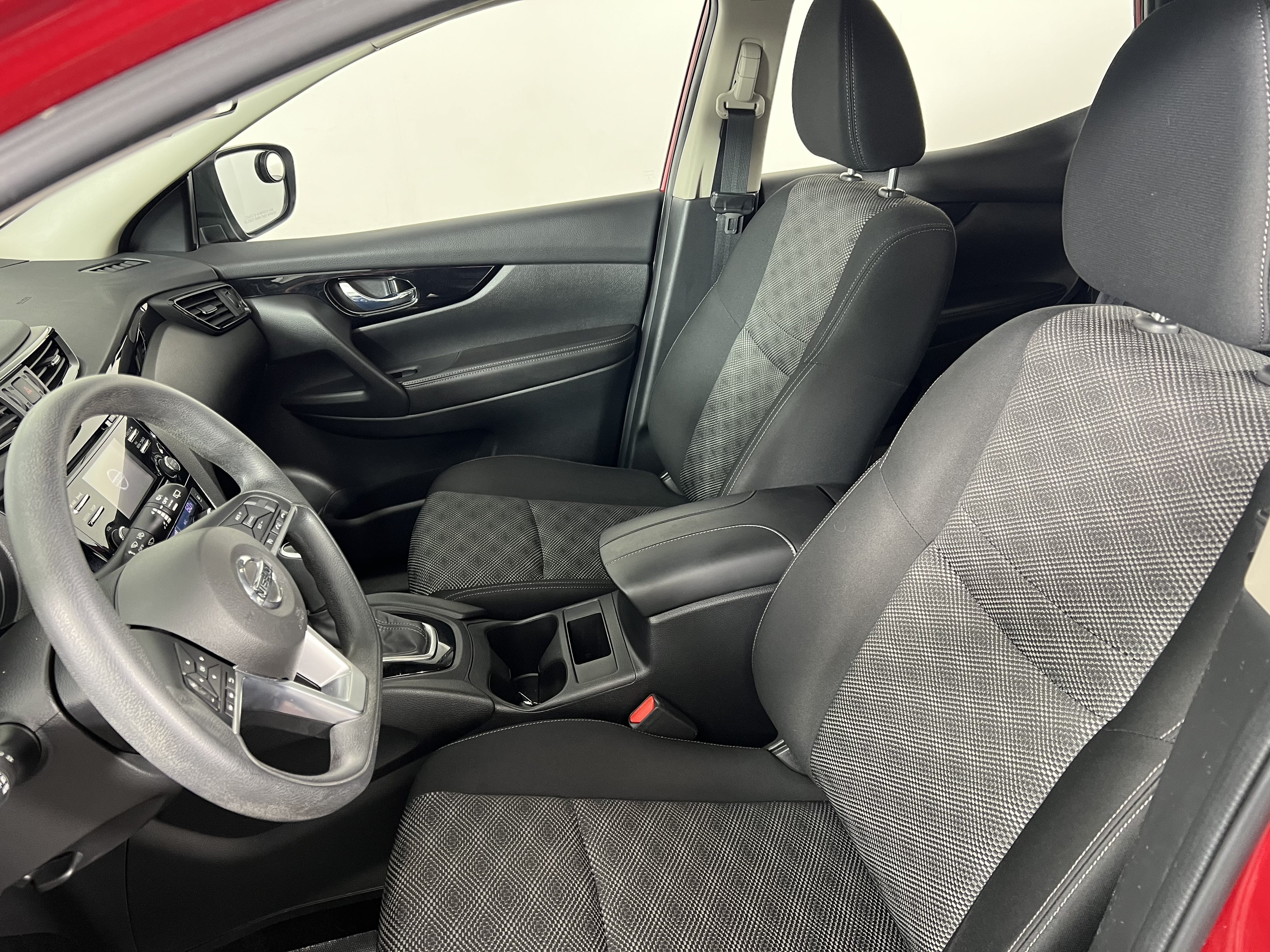 Used 2018 Nissan Rogue Sport SV AWD/4WD image 16