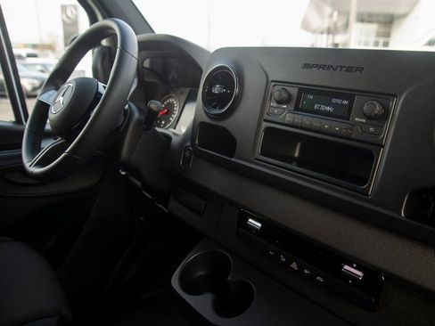 Used 2025 Mercedes-Benz Sprinter 2500 image 35