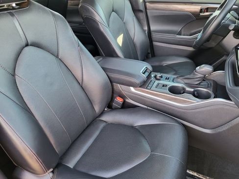 Used 2021 Toyota Highlander Limited image 4