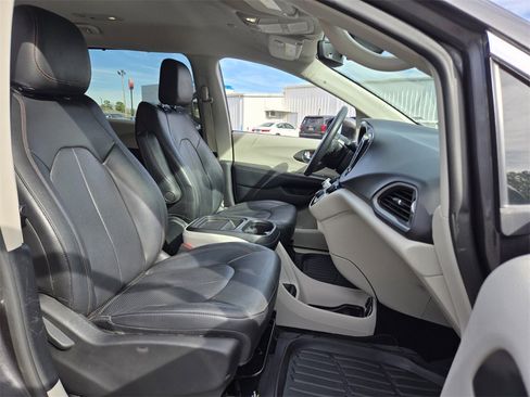 Used 2020 Chrysler Pacifica Touring-L image 19