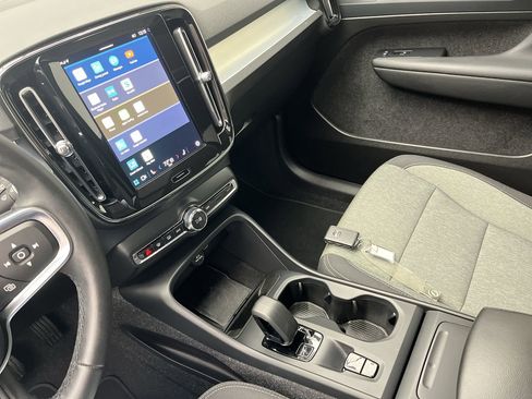Used 2025 Volvo XC40 B5 Core image 17