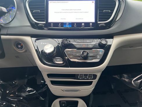 Certified 2024 Chrysler Pacifica Touring-L image 18