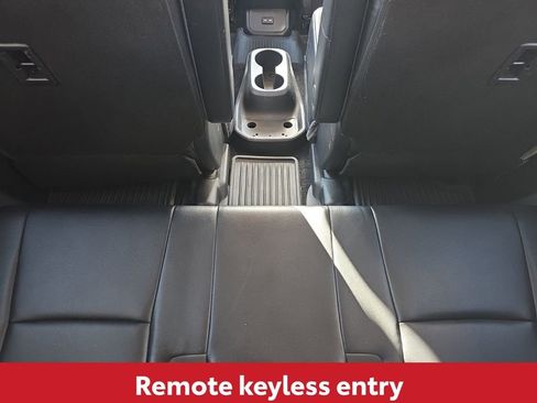 Used 2022 Toyota Highlander XLE image 16