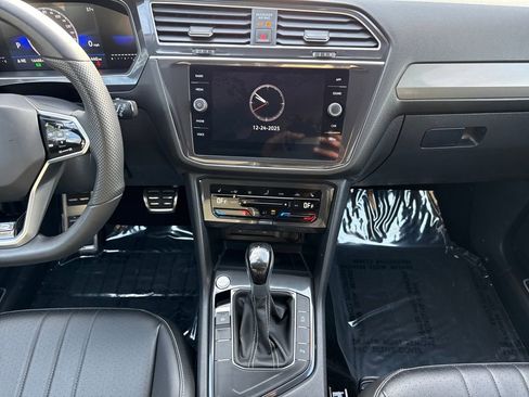 Used 2024 Volkswagen Tiguan SE R-Line image 17