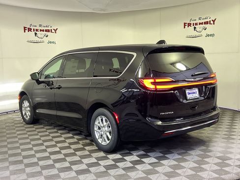 New 2026 Chrysler Pacifica Select image 4