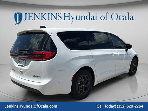 Used 2024 Chrysler Pacifica Limited w/ Uconnect Theater Family Group FWD image 3