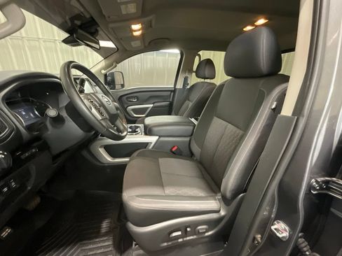 Used 2024 Nissan Titan SV w/ SV Convenience Package AWD/4WD image 9