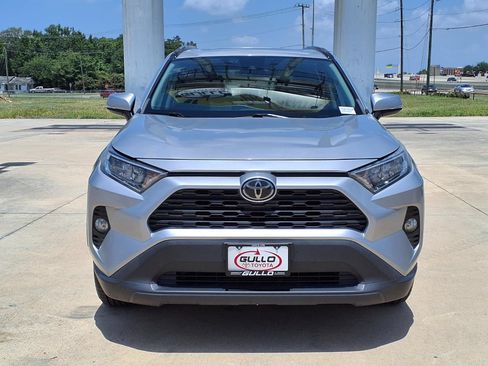 Used 2020 Toyota RAV4 XLE w/ Convenience Package FWD image 4