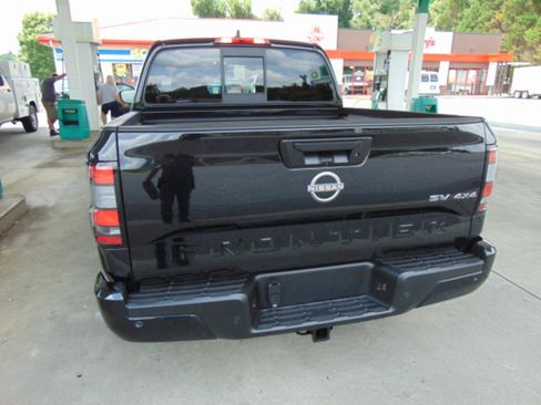 Used 2022 Nissan Frontier SV AWD/4WD image 25