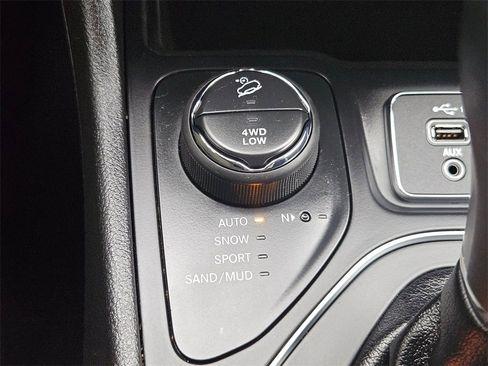 Certified 2021 Jeep Cherokee Latitude Lux w/ Trailer Tow Group image 25