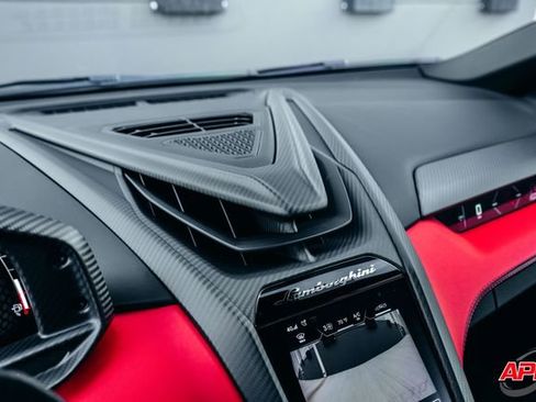 Used 2025 Lamborghini Revuelto image 15