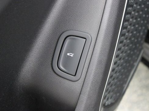 Used 2025 Buick Enclave Sport Touring image 17