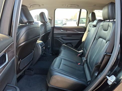 Used 2023 Jeep Grand Cherokee Limited w/ Black Appearance Package image 10