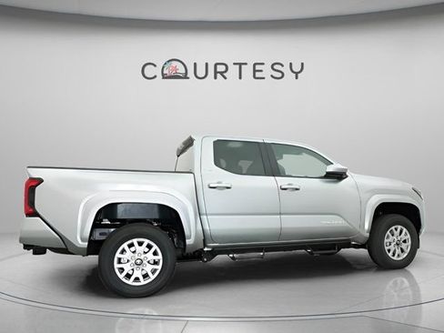 Certified 2026 Toyota Tacoma SR5 AWD/4WD image 25