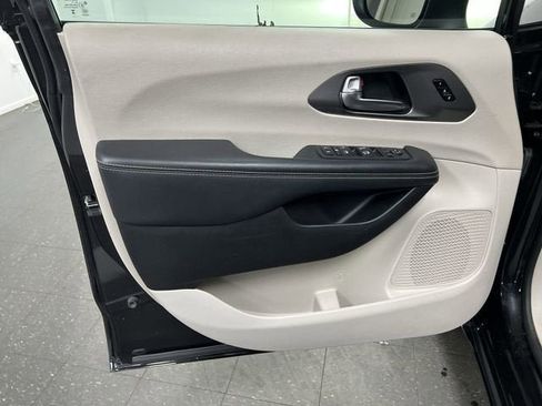 Used 2023 Chrysler Pacifica Touring-L FWD image 21