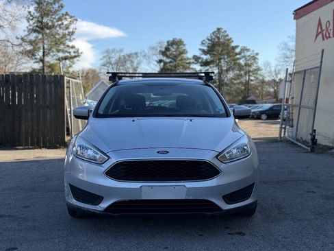 Used 2018 Ford Focus SE FWD image 2