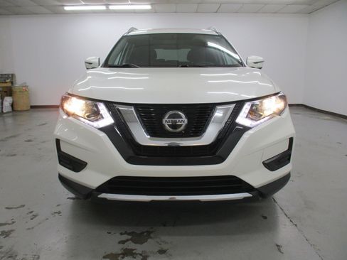 Used 2018 Nissan Rogue SV image 2