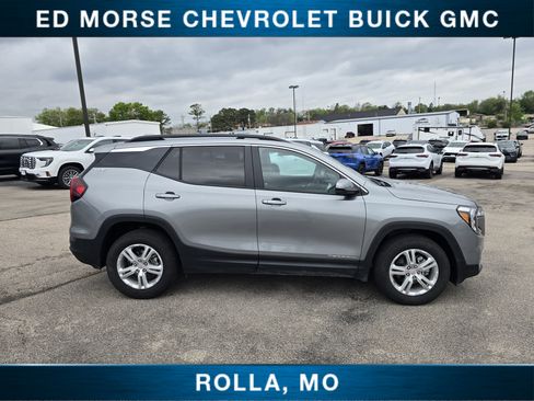 Used 2024 GMC Terrain SLE w/ Driver Convenience Package image 2