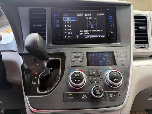 Used 2017 Toyota Sienna LE FWD image 11