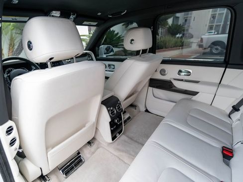 Used 2022 Rolls-Royce Cullinan Black Badge w/ Dark Exterior Package AWD/4WD image 29
