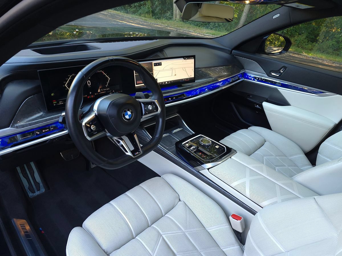 Used 2024 BMW 760i xDrive w/ Premium Package 2 AWD/4WD image 2