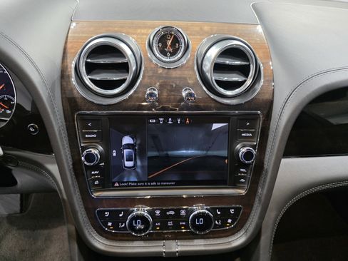 Used 2019 Bentley Bentayga image 17