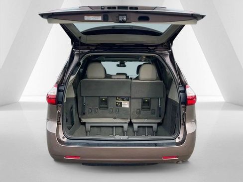 Used 2019 Toyota Sienna XLE image 7
