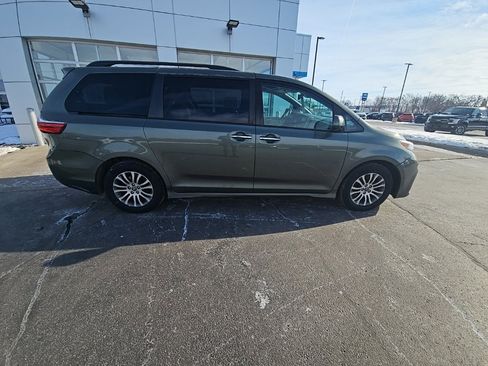 Used 2020 Toyota Sienna XLE image 8