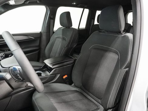 Certified 2025 Jeep Grand Cherokee Laredo w/ Luxury Tech Group I image 11