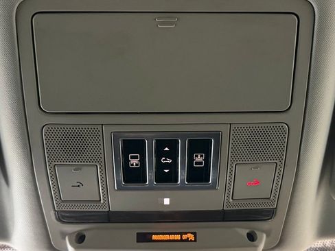 Used 2018 Land Rover Discovery SE AWD/4WD image 25
