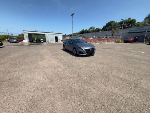 Used 2025 Nissan Altima 2.5 SV FWD image 15