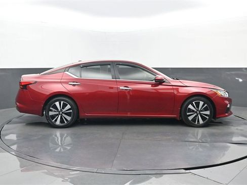 Used 2022 Nissan Altima 2.5 SV w/ SV Premium Package image 2