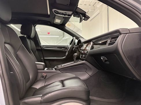 Certified 2026 Porsche Macan image 24