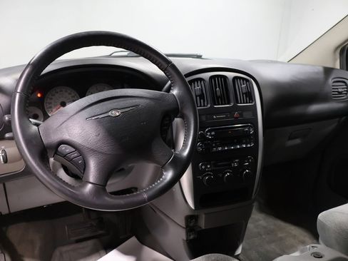 Used 2006 Chrysler Town & Country Touring image 14