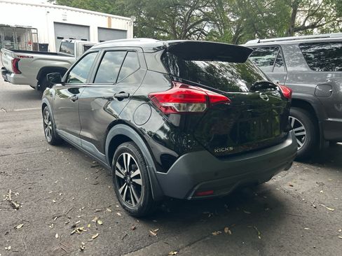 Used 2018 Nissan Kicks SV w/ Exterior Electronics Package FWD image 2