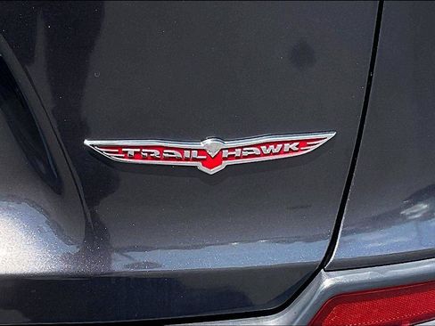 Used 2019 Jeep Cherokee Trailhawk AWD/4WD image 10