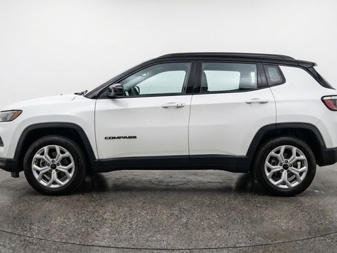 Used 2025 Jeep Compass Latitude AWD/4WD image 5