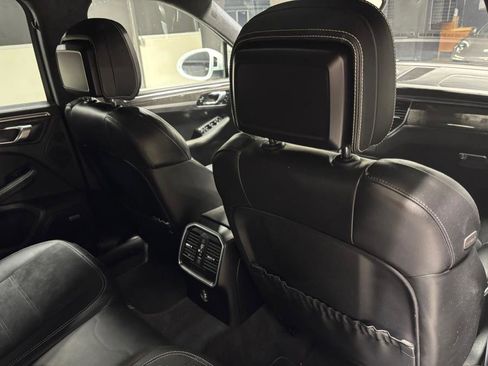 Used 2018 Porsche Macan Turbo image 27