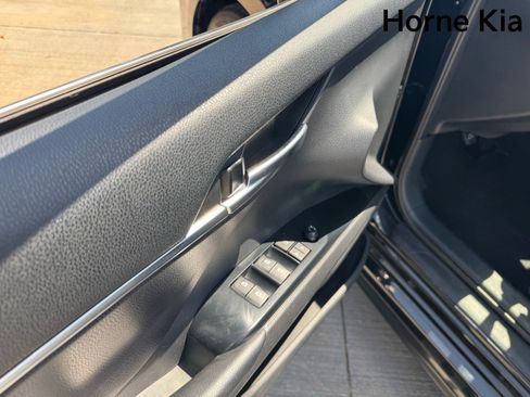 Used 2019 Toyota Camry SE FWD image 11