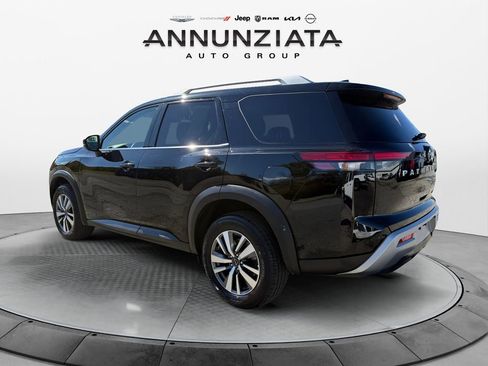 Certified 2025 Nissan Pathfinder SL image 3